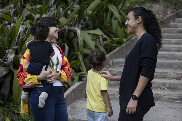 Mães em união homoafetiva conseguem licença-maternidade estendida, mas benefício ainda é restrito