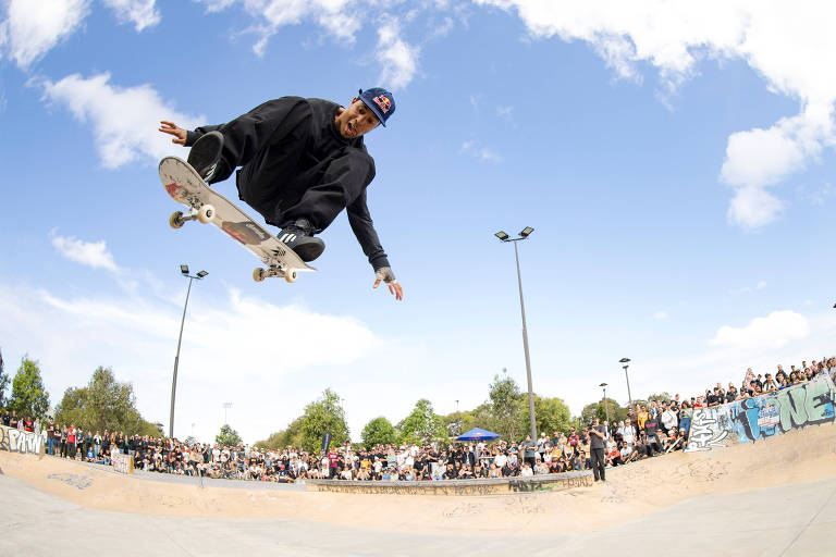 Leticia Bufoni, Felipe Gustavo e L7nnon fazem demonstrações de manobras de skate em SP