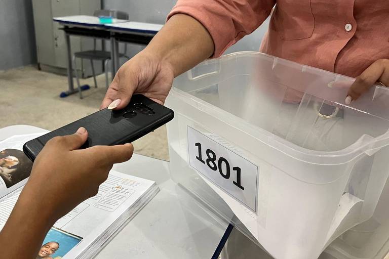 Deputados defendem regular uso de celular nas escolas, mas querem discussão aprofundada