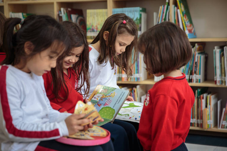 Contato das crianças com livros começa antes da alfabetização