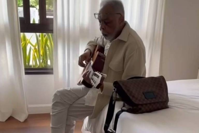 Gilberto Gil enternece a web ao tocar violão para a filha Preta, em tratamento oncológico; veja