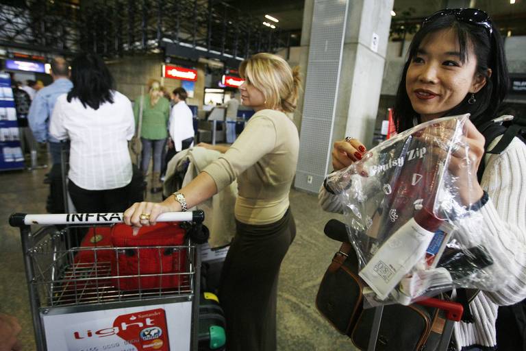 Aeroportos na Europa voltam a impor limite de 100 ml para líquidos nas bagagens de mão