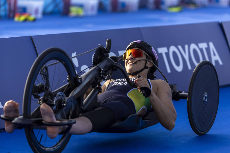 Brasileira abandona prova do triatlo nas Paralimpíadas de Paris após quebra da cadeira de rodas