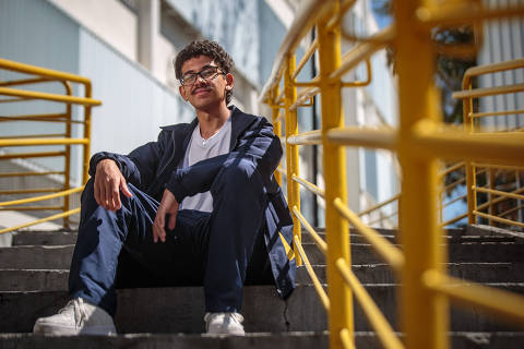 SÃO PAULO, SP, BRASIL. 27/08/2024 - Retrato de Fernando Thiago Rodrigues, 18, aluno do terceiro ano do ensino médio na Escola Embraer. A escola é mantida pelo Instituto Embraer e conta com altos índices de aprovações de alunos em universidades públicas. (Foto: Jardiel Carvalho/Folhapress, ESPECIAIS) ***EXCLUSIVO FOLHA***