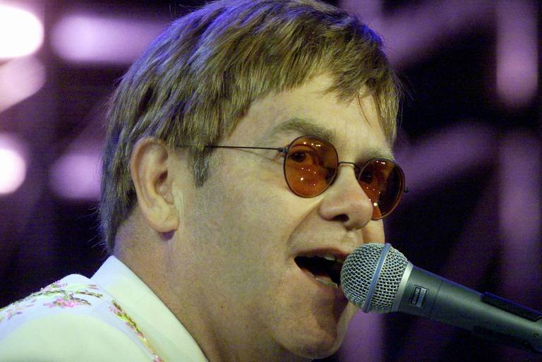 Elton John se recupera de infecção que limitou a visão de um dos olhos