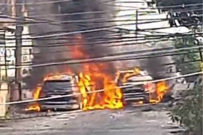 Criminosos queimam veículos para fazer barricadas no Complexo do Salgueiro, no Rio