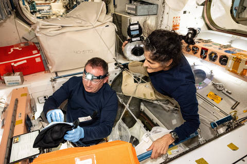 Os astronautas Barry Eugene Wilmore e Sunita Williams durante atividade de inspeção na Estação Espacial Internacional (ISS)