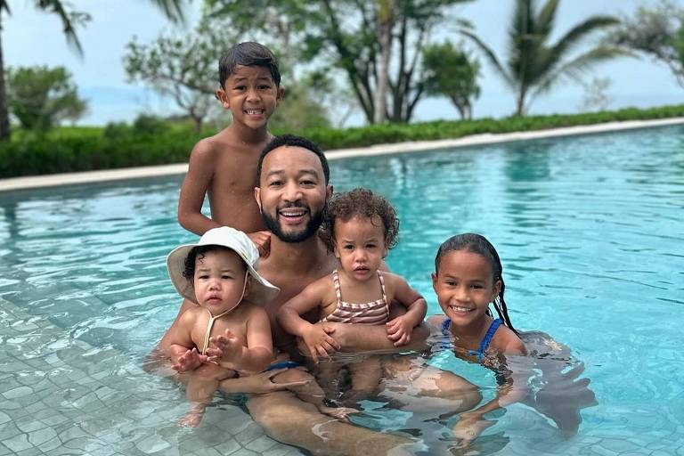 John Legend diz que não deixa filhos dormirem em sua cama: 'Tranco a porta'