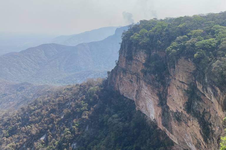 Fumaça de queimada sobre o Mirante do Morro dos Ventos, na Chapada dos Guimarães