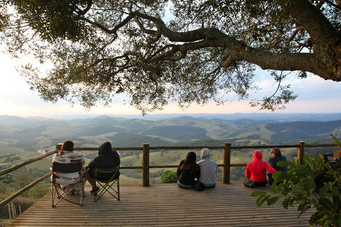 CUNHA, SP - 7/7/2024 - Turistas sentam no mirante para assistir ao fim de tarde em O Lavandário; local recebe visitas de sexta a domingo e feriados (FOTO: Roberto de Oliveira)