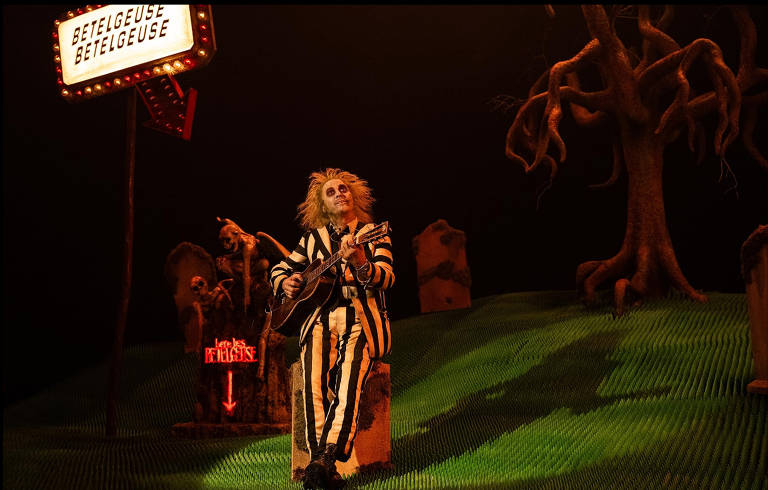 Cena do filme Os Fantasmas Ainda se Divertem - Beetlejuice 2 com Michael Keaton