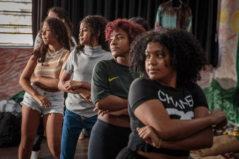 SÃO PAULO, SP, BRASIL. 23/08/2024 - Alunas da Escola Estadual República Argentina, zona norte da capital, durante atividade do coletivo feminista criado por um grupo alunas. Neste encontro o tema abordado foi (a mulher negra na dança). (Foto: Jardiel Carvalho/Folhapress, ESPECIAIS) ***EXCLUSIVO FOLHA***