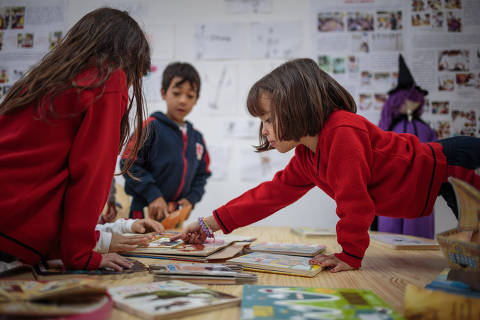 SÃO PAULO, SP, BRASIL. 29/08/2024 - Alunos do Colégio Magno, durante atividade de leitura na biblioteca do colégio, para especial Escolha a Escola.  (Foto: Jardiel Carvalho/Folhapress, ESPECIAIS) ***EXCLUSIVO FOLHA***