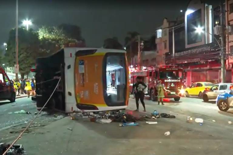 Ônibus tomba em descida de viaduto no Rio de Janeiro e deixa 26 feridos