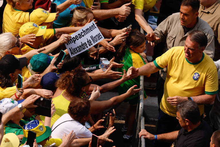 Bolsonaro reúne milhares na Paulista, cobra freio a Moraes e repete pedido de anistia do 8/1