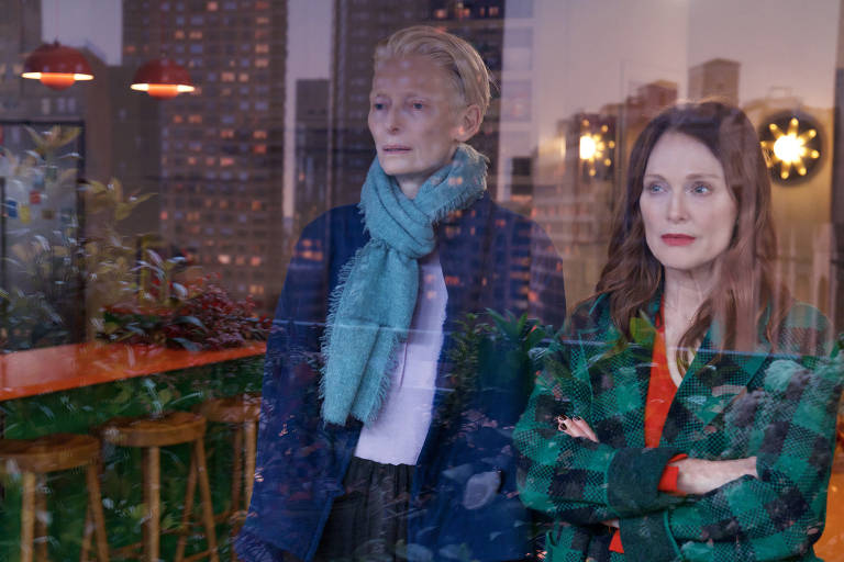 Tilda Swinton e Julianne Moore em cena do filme 'The Room Next Door', de Pedro Almodóvar