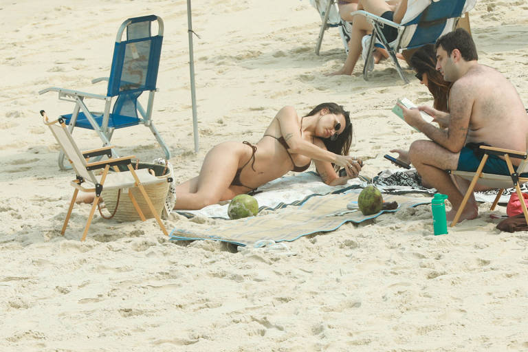 Feriado de 7 de setembro com calorão leva famosos para a praia no Rio de Janeiro; veja fotos