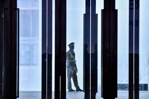 A traffic policeman stands guard outside the Laos National Convention Centre during the 57th Association of Southeast Asian Nations (ASEAN) Foreign Ministers' Meeting in Vientiane on July 27, 2024. (Photo by Sai Aung MAIN / AFP)