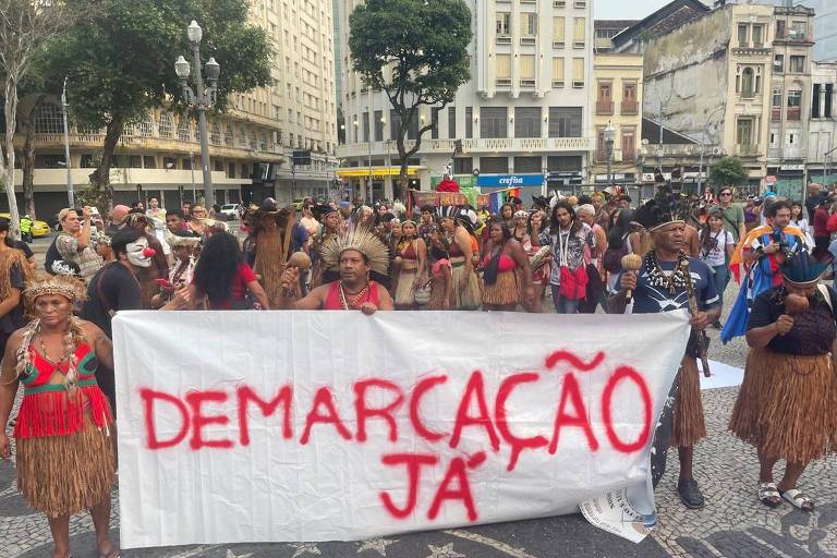 Indígenas chegam ao Rio para encontrar o manto tupinambá e protestam