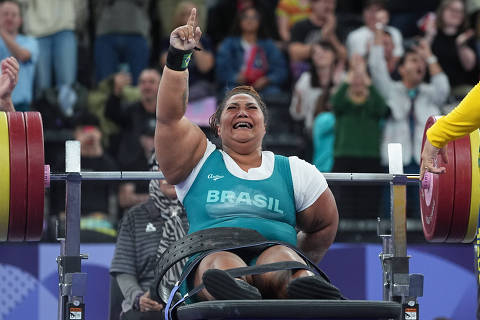 (240908) -- PARIS, Sept. 8, 2024 (Xinhua) -- Tayana Medeiros of Brazil reacts during the women's up to 86kg final of para powerlifting at the Paris 2024 Paralympic Games in Paris, France, Sept. 8, 2024. (Xinhua/Lian Yi)