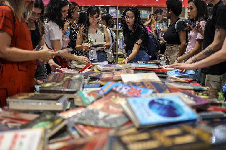 Público durante a Bienal do Livro de São Paulo neste domingo (8)