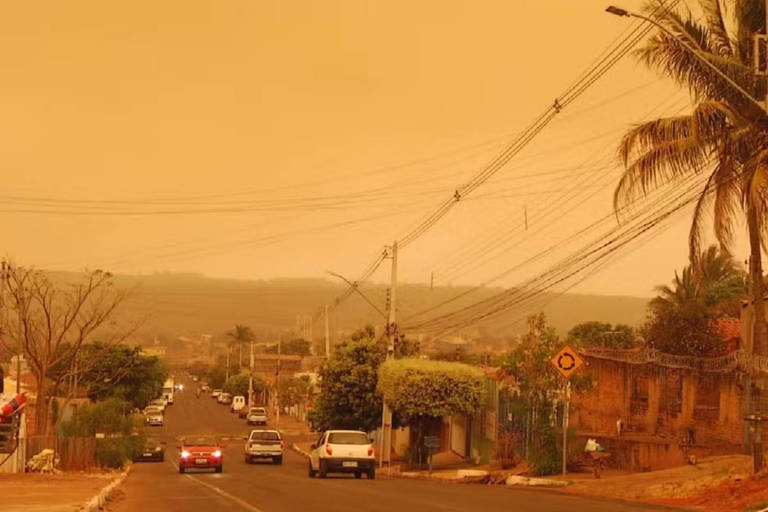 Fumaça de queimadas deixa céu alaranjado em Jataí (GO)