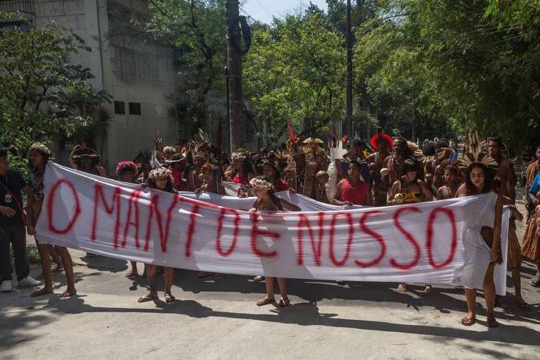 Indígenas encontram manto tupinambá pela primeira vez no Museu Nacional no Rio