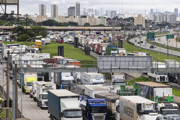 Caminhoneiros ameaçam com greve se pneu da China ficar mais caro