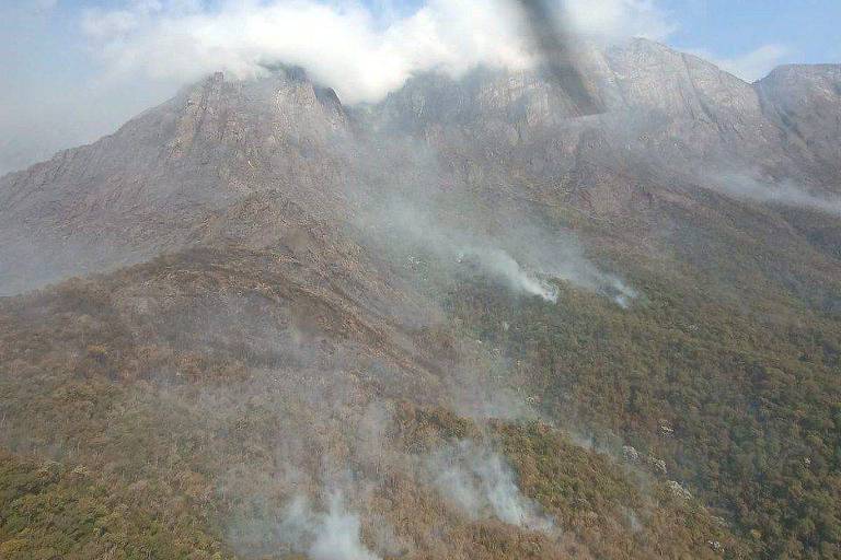 Incêndio atinge Serra do Caraça, região de santuário visitado por lobos-guarás em MG