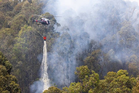 SÃO PAULO, SP, 10.09.2024  - Incêndio em mata próximo ao bairro de Perus margeando o Rodoanel em São Paulo. (Foto: Danilo Verpa/Folhapress)