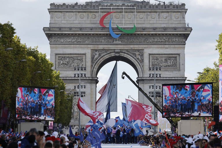 França se despede dos Jogos Olímpicos de Paris com desfile de atletas na Champs-Élysées