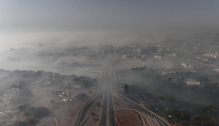 Incêndio volta a crescer no Parque Nacional e Brasília fica coberta de fumaça