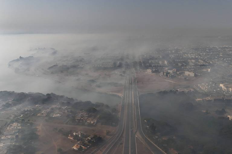 Cena de Brasília: Fumaça se espalha por Brasília e fogo se aproxima da administração do Parque Nacional