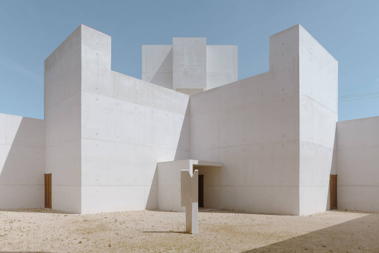 Álvaro Siza faz a luz rasgar o concreto em construção que arquiteto chama de templo