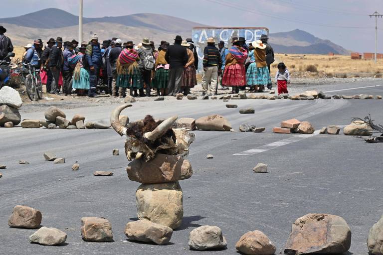 Indígenas pró-Evo bloqueiam estradas contra governo Arce na Bolívia