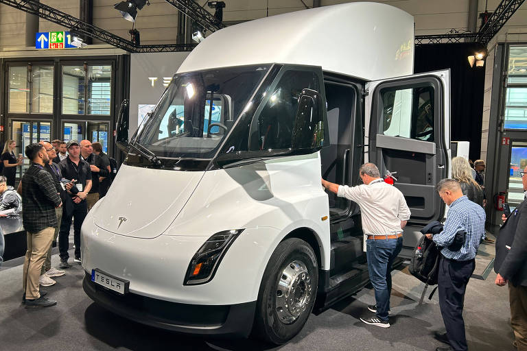 Caminhão elétrico da Tesla vira estrela pop no Salão de Hannover; veja vídeo