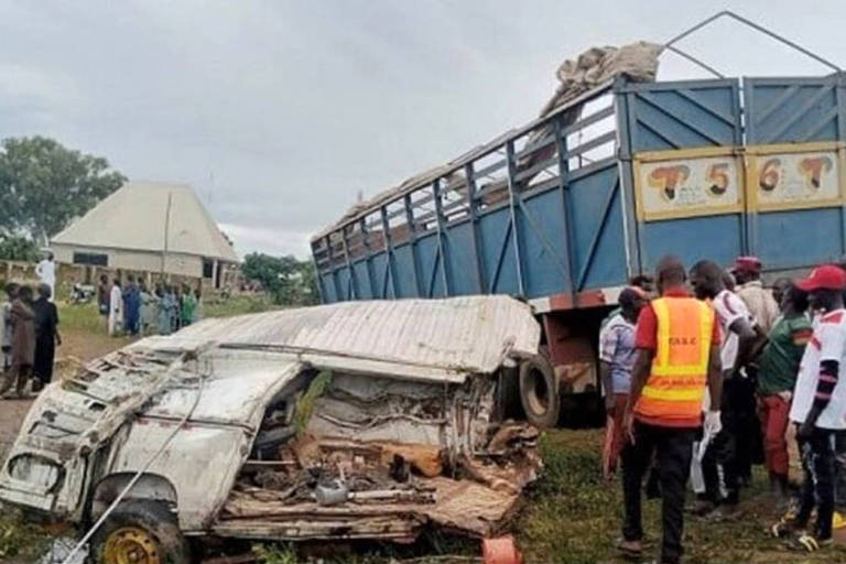 Ao menos 25 crianças morrem em acidente de ônibus na Nigéria