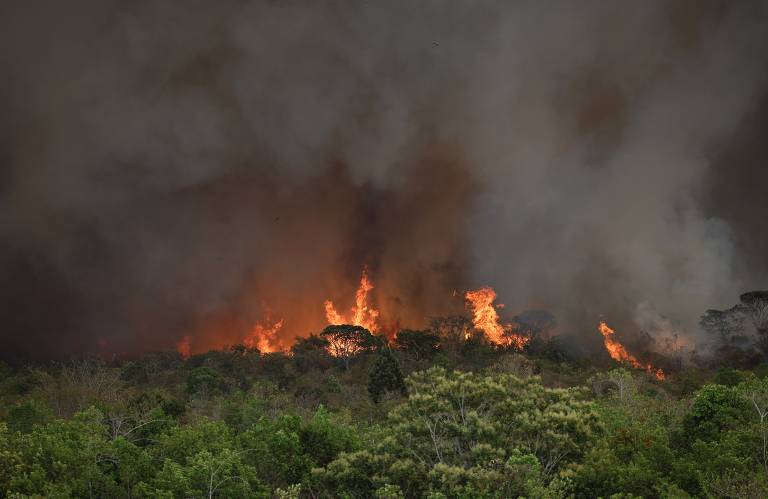 Governo Lula amplia multa por incêndios e flexibiliza repasses a estados