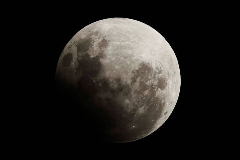 Veja fotos do eclipse lunar parcial e da superlua pelo mundo