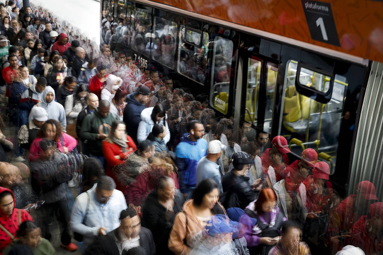 Tempo gasto no transporte público na cidade de SP sobe 10 minutos em um ano