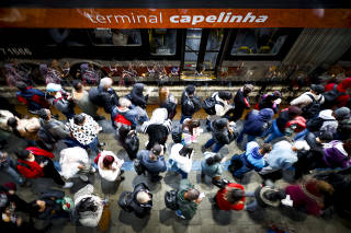 Passageiros em filas no terminal Capelinha, zona sul de SP