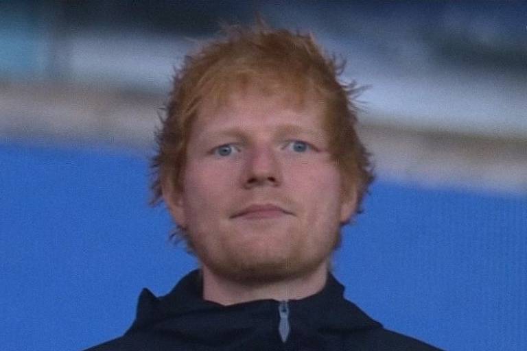 Antes do Rock in Rio, Ed Sheeran assiste a jogo do Fluminense no Maracanã e ganha camisa do time