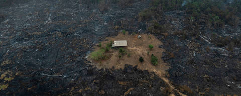 Cujubim, RO, 04.09.2024. Queimada cerca a casa de uma fazenda dentro da Estação Ecológica Soldado da Borracha, em Rondônia. (Foto: Lalo de Almeida/ Folhapress)