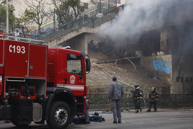 Incêndio atinge abrigo de sem-teto sob viaduto e fecha parte da 23 de Maio, em SP