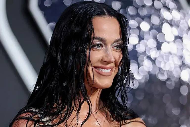 Katy Perry distribui pizza para fãs em frente ao Copacabana Palace