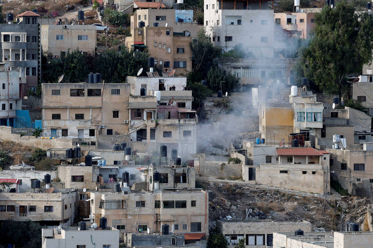 Vídeo mostra soldados israelenses empurrando corpos de palestinos de telhado na Cisjordânia