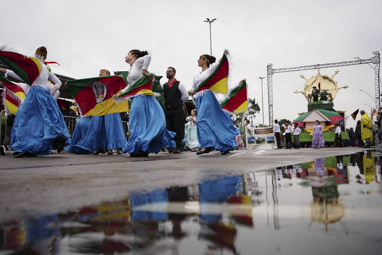 Desfile Farroupilha no RS tem emoção e homenagem a socorristas que atuaram nas cheias