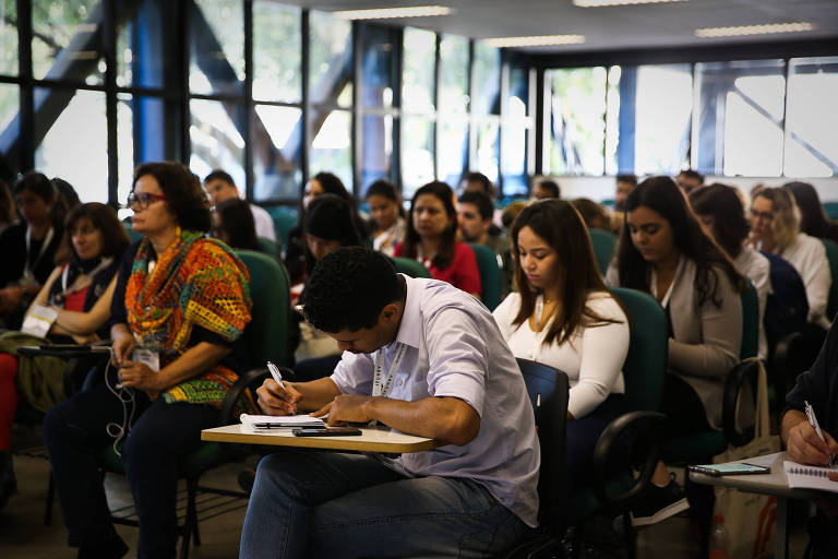 Formados em cursos presenciais ganham 50% mais, diz pesquisa