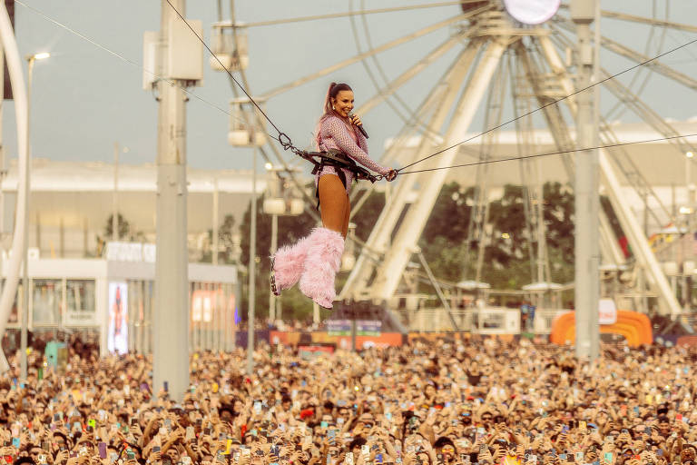 Ivete Sangalo voa e beija Liniker na boca no melhor show do Rock in Rio