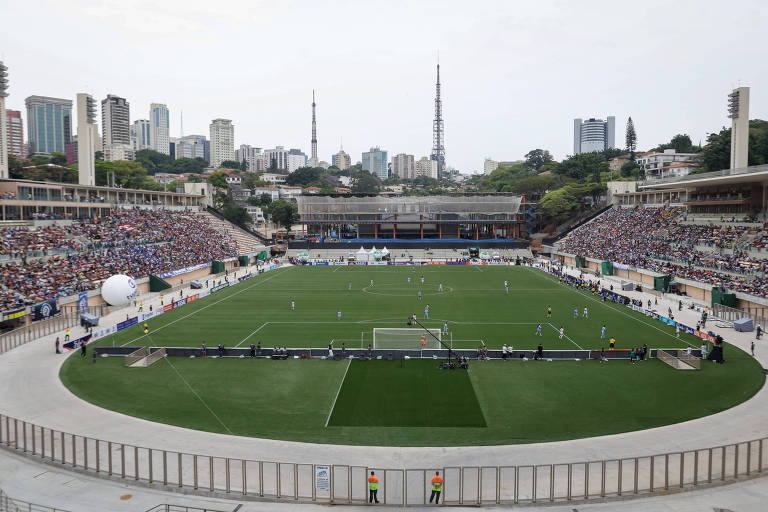 Pacaembu tem volta do futebol com gramado 'tapete' e entorno ainda em obras